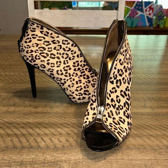 NWOT Carlos Santana Veruca Heels size 7.5. Leather and real fur - Picture 1 of 13